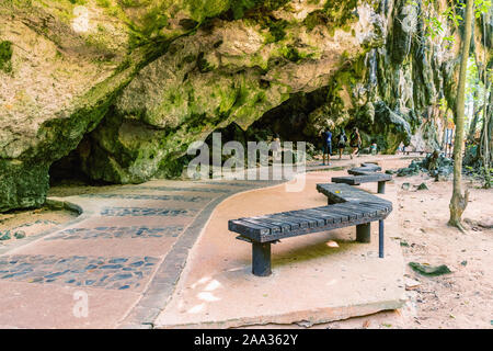 Sentier romantique à Railay beach à travers les grottes sur Railay Beach. Krabi, Thaïlande Banque D'Images