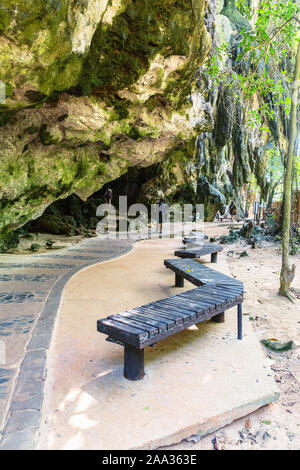 Sentier romantique à Railay beach à travers les grottes sur Railay Beach. Krabi, Thaïlande Banque D'Images