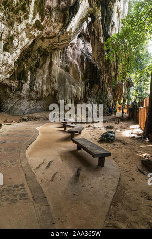 Sentier romantique à Railay beach à travers les grottes sur Railay Beach. Krabi, Thaïlande Banque D'Images