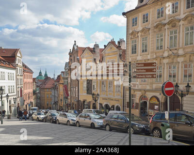 La rue Nerudova dans Malá Strana à Prague République tchèque, un must pour les touristes, de pittoresques bâtiments anciens faussées par des voitures en stationnement Banque D'Images