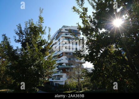 Citylife Milan, Lombardie, Italie. À propos de 10/2019. Le CityLife Milan d'habitation. Palais conçue par Zaha Hadid et entouré de jardins verdoyants. Banque D'Images