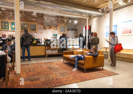 Café Starbucks store, 26th street, Chelsea, New York, États-Unis d'Amérique. Banque D'Images