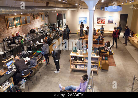Café Starbucks store, 26th street, Chelsea, New York, États-Unis d'Amérique. Banque D'Images