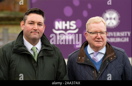 Edinburgh, Ecosse, Royaume-Uni. 19 novembre 2019.Scottish conservateurs dévoilent la bannière à l'extérieur la nouvelle inachevée et beaucoup de retard à l'Hôpital Royal pour les enfants et les jeunes à Edimbourg. Secrétaire de la santé de l'ombre, accompagné par Briggs Miles Jackson Carlaw MSP, dévoilé fanion stipulant comment les nationalistes (SNP) ont laissé tomber les jeunes patients et leurs familles, non seulement à Paris, mais dans tout le pays.19 Novembre 2019. Sur la photo, l Miles Briggs, R Jackson Carlaw. ain Masterton/Alamy Live News. Credit : Iain Masterton/Alamy Live News Banque D'Images