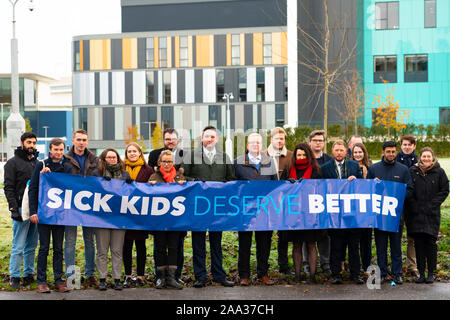 Edinburgh, Ecosse, Royaume-Uni. 19 novembre 2019. Conservateurs écossais dévoilent la bannière à l'extérieur la nouvelle inachevée et beaucoup de retard à l'Hôpital Royal pour les enfants et les jeunes à Edimbourg. Secrétaire de la santé de l'ombre, accompagné par Briggs Miles Jackson Carlaw MSP, dévoilé fanion stipulant comment les nationalistes (SNP) ont laissé tomber les jeunes patients et leurs familles, non seulement à Paris, mais dans tout le pays.19 Novembre 2019. Iain Masterton/Alamy Live News. Credit : Iain Masterton/Alamy Live News Banque D'Images