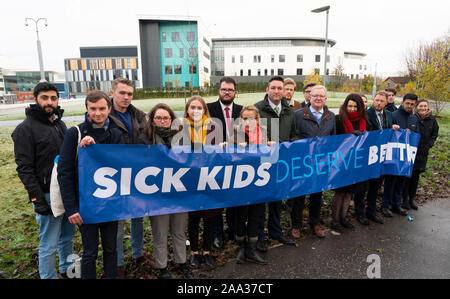 Edinburgh, Ecosse, Royaume-Uni. 19 novembre 2019. Conservateurs écossais dévoilent la bannière à l'extérieur la nouvelle inachevée et beaucoup de retard à l'Hôpital Royal pour les enfants et les jeunes à Edimbourg. Secrétaire de la santé de l'ombre, accompagné par Briggs Miles Jackson Carlaw MSP, dévoilé fanion stipulant comment les nationalistes (SNP) ont laissé tomber les jeunes patients et leurs familles, non seulement à Paris, mais dans tout le pays.19 Novembre 2019. Iain Masterton/Alamy Live News. Credit : Iain Masterton/Alamy Live News Banque D'Images