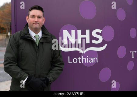 Edinburgh, Ecosse, Royaume-Uni. 19 novembre 2019. Conservateurs écossais dévoilent la bannière à l'extérieur la nouvelle inachevée et beaucoup de retard à l'Hôpital Royal pour les enfants et les jeunes à Edimbourg. Secrétaire de la santé de l'ombre, accompagné par Briggs Miles Jackson Carlaw MSP, dévoilé fanion stipulant comment les nationalistes (SNP) ont laissé tomber les jeunes patients et leurs familles, non seulement à Paris, mais dans tout le pays.19 Novembre 2019. Miles imagée Briggs. Iain Masterton/Alamy Live News. Banque D'Images