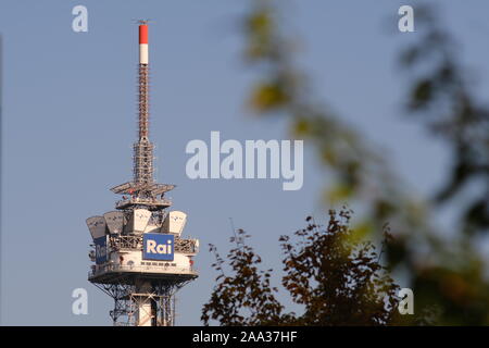 Milan, Lombardie, Italie. À propos de 10/2019.Tour avec antennes et répéteurs radio télévision de la RAI de Milan. Banque D'Images