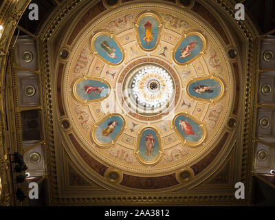 Avec l'or de l'intérieur, l'éclairage et la décoration dans le plafond du Théâtre National, Národní divadlo, dans la capitale de République Tchèque Prague Banque D'Images