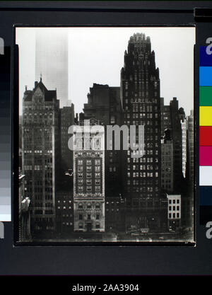 Vue de l'ensemble du Bryant Park, incl. Scientific American, American Bâtiments radiateur., coin de la bibliothèque ; Empire State Building au-delà. Citation/Référence : n° 57 : Code I.A.3. ; 40e Rue, entre la cinquième et la sixième avenue, Manhattan. Banque D'Images