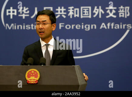 Beijing, Chine. 19 Nov, 2019. Porte-parole du Ministère des affaires étrangères de la Chine Geng Shuang tient une conférence de presse pour les journalistes étrangers et nationaux à Pékin le Mardi, Novembre 19, 2019. Ministère chinois des affaires étrangères a pris la crise à Hong Kong, les questions avec Huawei interdit et États-Unis-Chine sur les différends commerciaux. Photo par Stephen Shaver/UPI UPI : Crédit/Alamy Live News Banque D'Images