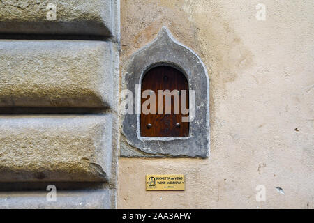 Une fenêtre de vin, utilisés dans le passé pour la vente de vin directement sur la rue, sur la façade du Palazzo Fossi Mellini, Florence, Toscane, Italie Banque D'Images