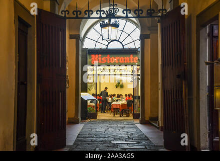 Entrée de Vecchia Firenze restaurant, situé au rez-de-chaussée du Palais Valori Altoviti, sait que le Palazzo dei Visacci, Florence, Toscane, Italie Banque D'Images