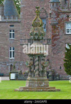 Monument à jardin et motifs de Glamis Castle. Le Perthshire, Écosse Banque D'Images