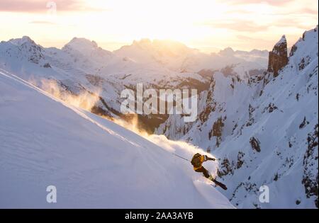 L'homme le ski en poudreuse, Alpes autrichiennes, 6600, Salzbourg, Autriche Banque D'Images