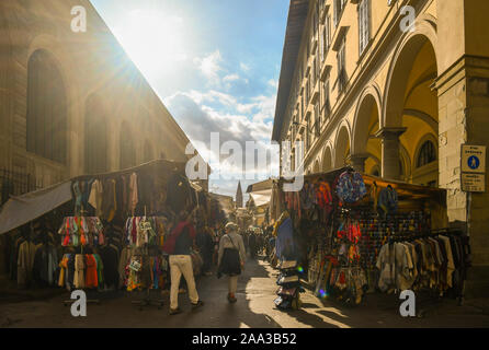 Rétro-éclairage de la rue Marché de San Lorenzo dans le centre historique de Florence avec des gens dans une journée ensoleillée d'automne, Toscane, Italie Banque D'Images