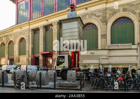 Grue de levage d'un camion poubelle souterraine dans la corbeille de point de collecte Central Market Square dans le centre de Florence, Toscane, Italie Banque D'Images