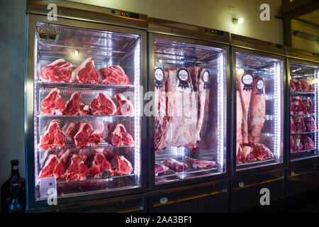 Close-up d'une rangée de frigidaires avec affichage des coupes de viande brute utilisée pour cuire des steaks Florentine, un plat typique de la Toscane, Florence, Toscane, Italie Banque D'Images