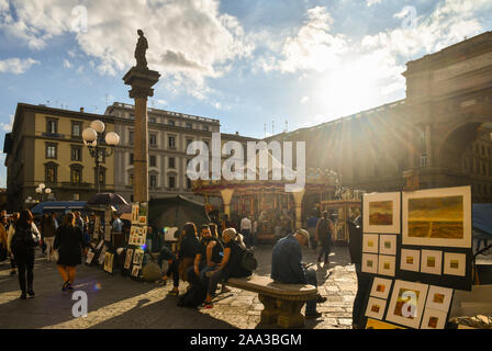 Compte tenu de l'éclairage à la place de la République dans le centre historique de Florence avec la colonne de l'abondance, le carrousel et des marchands de souvenirs, Toscane, Italie Banque D'Images