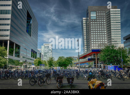 Amsterdam, Pays-Bas, le Mahlerplein Gustav, 23/08/2019, à Amsterdam Zuidas, immeubles de bureaux modernes à Amsterdam, du quartier des affaires, des bicyclettes par Banque D'Images