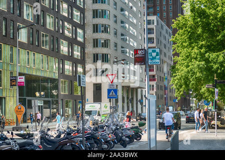 Gustav Mahlerlaan, Amsterdam, Pays-Bas, 23/08/2019, à Amsterdam Zuidas, immeubles de bureaux modernes, quartier des affaires, Gustav Mahlerlaan Banque D'Images