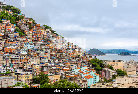 Favelas brésiliennes sur la colline avec le centre-ville de ville ci-dessous à la baie tropicale, Rio de Janeiro, Brésil Banque D'Images