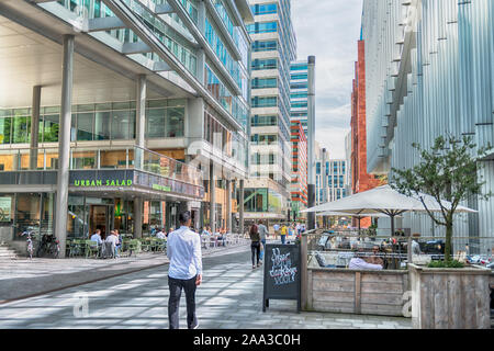 Claude Debussylaan, Amsterdam, Pays-Bas, 23/08/2019, rue de l'axe sud (Zuidas Amsterdam) quartier d'affaires, immeubles de bureaux modernes Banque D'Images