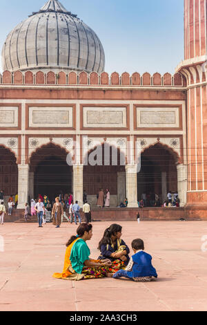 Peuple coloré assis sur le carré de la Jama Masjid de New Delhi, Inde Banque D'Images