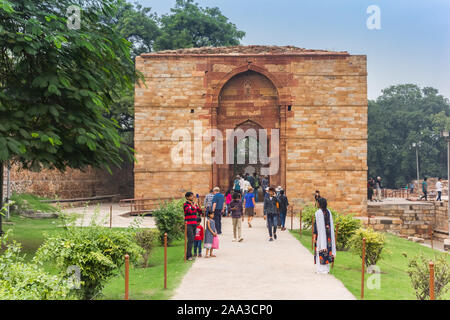 Porte d'entrée de la Qutub Minar à New Delhi, Inde Banque D'Images