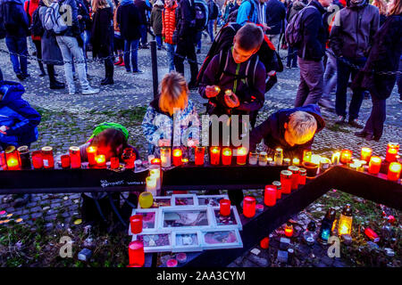 30e anniversaire de la révolution de velours, les enfants allument des bougies sous Métronome Letna Prague République Tchèque Banque D'Images