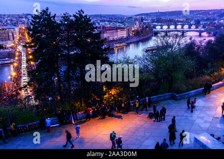 Les gens qui partent de la colline Letna Prague, vue de la rivière Vltava à Prague avec des ponts dans le coucher du soleil Banque D'Images