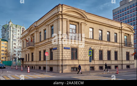 Moscou, Russie - 15 novembre 2019 : une vue de l'hôtel particulier Golitsin, construit en 1885-1888, abrite actuellement l'Ambassade de France en Russie la Grenade, monument Banque D'Images