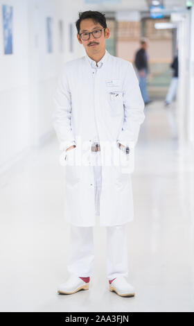 19 novembre 2019, Hessen, Frankfurt/Main : Felix Chun, Directeur de la clinique d'Urologie à l'Hôpital Universitaire de Francfort, est debout sur un couloir à l'hôpital. Photo : Andreas Arnold/dpa Banque D'Images