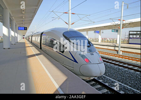 Un CRH (China railway High-speed) bullet train est vu à la gare de Guanyun Guanyun County, Xuzhou City, Jiangsu Province de Chine Orientale sur Banque D'Images