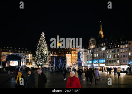 Strasbourg, France - Nov 23, 2017 : Grand groupe de personnes à pied en Place Kleber le soir admirer le grand sapin de Noël et Notre-Dame Cathedra Banque D'Images