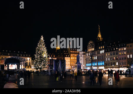 Strasbourg, France - Nov 23, 2017 : Grand groupe de personnes à pied en Place Kleber le soir admirer le grand sapin de Noël et Notre-Dame Cathedra Banque D'Images