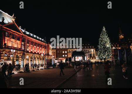 Strasbourg, France - Nov 23, 2017 : la Place Kléber dans la nuit avec des gens à visiter le grand sapin de Noël et l'Aubette building Banque D'Images