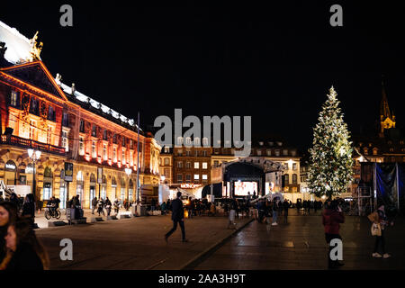 Strasbourg, France - Nov 23, 2017 : la Place Kléber dans la nuit avec des gens à visiter le grand sapin de Noël et l'Aubette building Banque D'Images