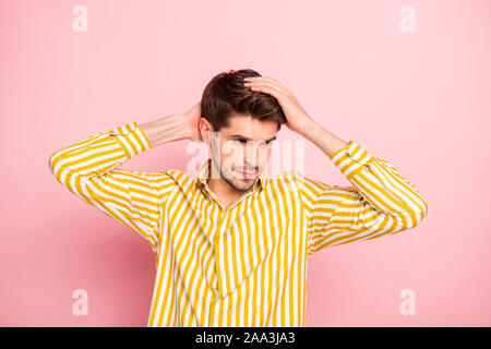 Photo de beau mec se tenant la main en parfaite beauté concept traitement sérieusement sur l'usure de l'appareil photo rayée chemise hippie rose isolé Banque D'Images
