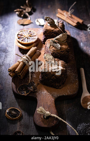 Gâteau au chocolat belle style vintage de la nourriture délicieuse et les bonbons desserts faibles en gras. Banque D'Images