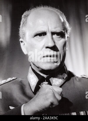 Werner Hinz, deutscher Acteurs et actrices, im Spielfilm 'Der 20. Juli', Deutschland Mitte 1950er Jahre. L'acteur allemand Werner Hinz, Allemagne milieu des années 1950. Banque D'Images