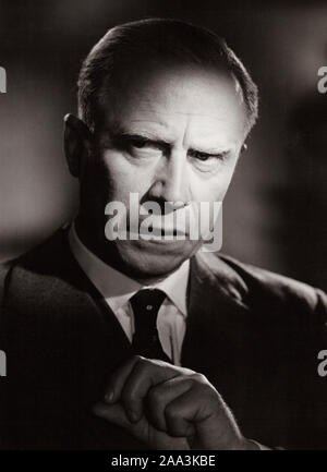Werner Hinz, deutscher Acteurs et actrices, im Spielfilm 'Der 20. Juli', Deutschland Mitte 1950er Jahre. L'acteur allemand Werner Hinz, Allemagne milieu des années 1950. Banque D'Images