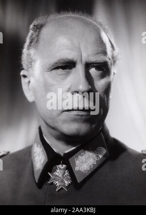Werner Hinz, deutscher Acteurs et actrices, im Spielfilm 'Der 20. Juli', Deutschland Mitte 1950er Jahre. L'acteur allemand Werner Hinz, Allemagne milieu des années 1950. Banque D'Images