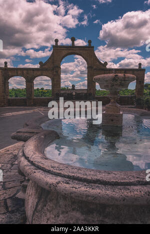 Fontaine à Palazzo Orsini, Pitigliano, Grosseto, Toscane, Italie Banque D'Images