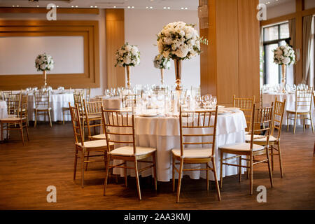 Détail de tables de banquet de mariage avec décoration de fleurs Banque D'Images