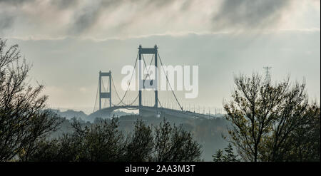 Vieille Severn Bridge, vu de la côte galloise, Chepstow, Monmouthshire, Royaume-Uni Banque D'Images