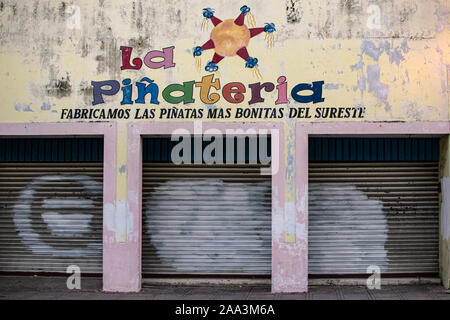 Atelier pinata peint de couleurs vives, à Mérida, au Mexique. Le signe en espagnol se lit comme suit : 'Pinata atelier. Nous faisons les plus belles pinatas dans le sud-est.' Banque D'Images