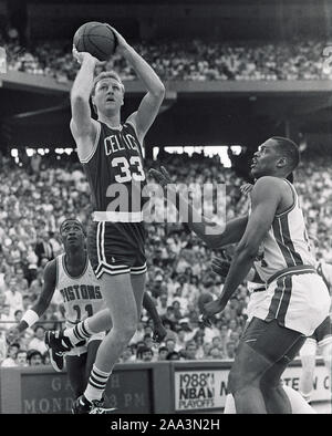 Boston Celtics # 33 Larry Bird pousses passé Detroit Pistons Isiah Thomas et Rick Mahorn ame en action pendant le 1988 finales de NBA à Detroit Michigan USA photo , mai 1988 par bill belknap Banque D'Images