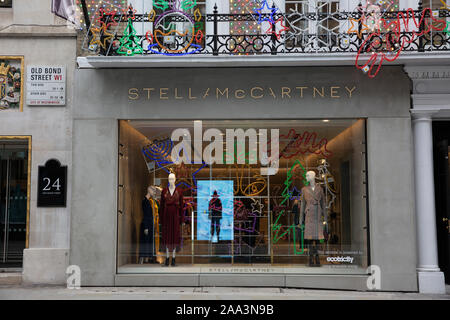 Stella McCartney fashion boutique vitrine de Noël, Old Bond Street, Mayfair, London, England, UK Banque D'Images