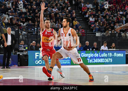 Vient la deuxième victoire consécutive pour Virtus Roma qu'au Palais des Sports de l'Eur a le meilleur sur Carpegna Prosciutti Panier Pesaro pour 92-83 à la fin d'une course équilibrée et souffert jusqu'à la fin. Virtus Roma avec des dés et avec Jefferson (influence) et Dyson (muscle) par service. (Photo par Domenico Cippitelli/Pacific Press) Banque D'Images